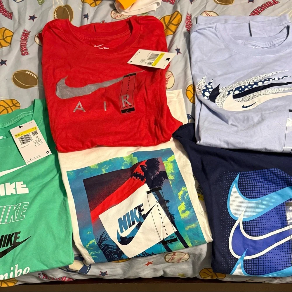 SET OF 5 BRAND NEW NIKE Adult
Assorted Graphic T-Shirts in Red, Blue, and Green - Picture 1 of 6